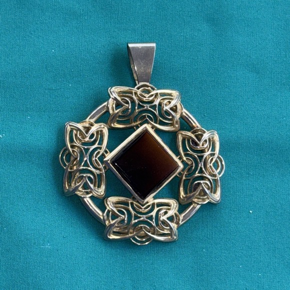 The Unbranded Brand Jewelry - Vintage Celtic Knot Pendant Amber Colored Glass Quatrefoil Design Gold Toned
